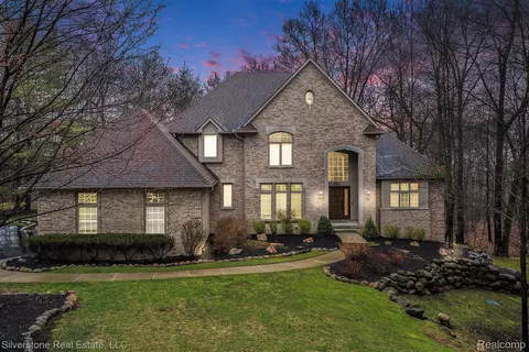 5099 Hilltop Estates Dr, Independence, MI 48348