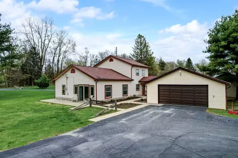 9461 Cherrywood Rd, Springfield, MI 48348