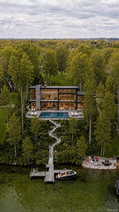 940 Lake Angelus Shrs, Lake Angelus, MI 48326