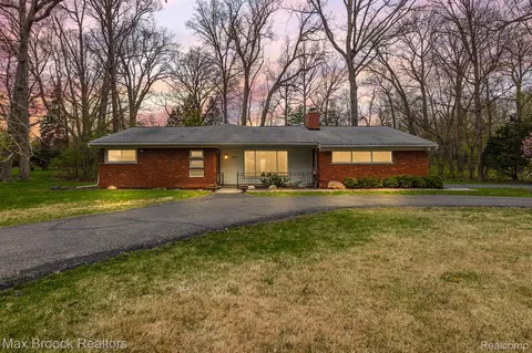 4074 Lincoln Rd, Bloomfield Hills, MI 48301