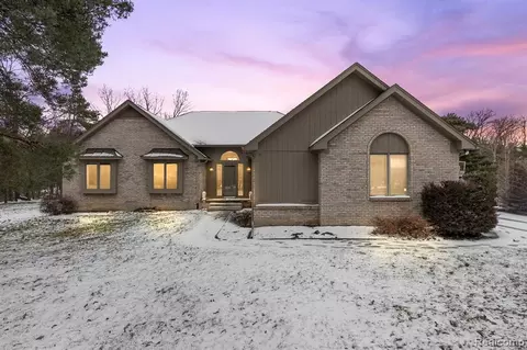 1860 Loon Lk, Wixom, MI 48393