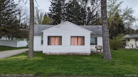3585 Wilkie St, Waterford, MI 48329