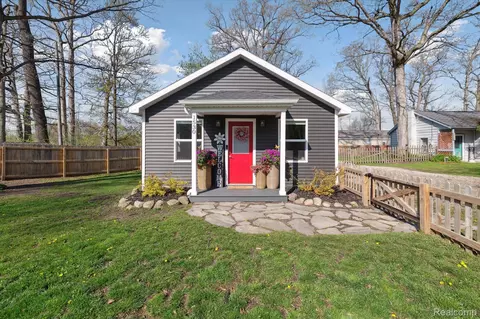 1530 Westwood Dr, Genoa, MI 48843