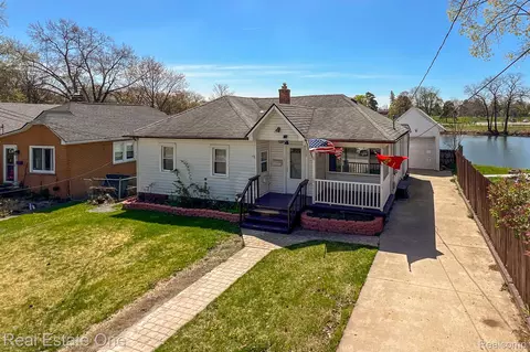 26 Susan St, Pontiac, MI 48341