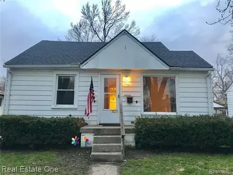 1066 Boston Ave, Waterford, MI 48328