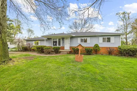 2530 Woodlawn St, Wolverine Lake, MI 48390