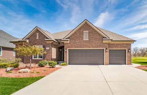 1643 Royal Birkdale Dr, Oxford, MI 48371