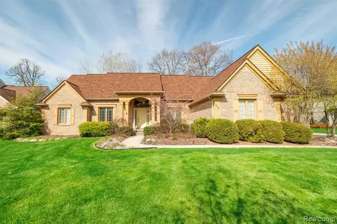 25102 Parke Ln, Grosse Ile, MI 48138