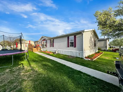 9296 Iron Ridge Rd, Newport, MI 48166