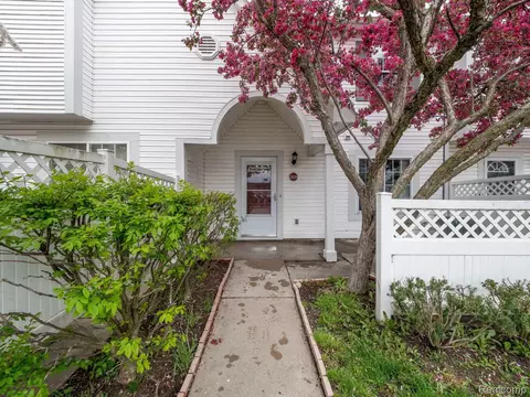 22039 Atlantic Pointe, Farmington Hills, MI 48336