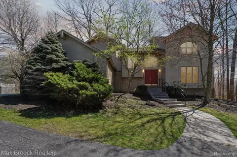 7049 Brookeshire Crt Ct, West Bloomfield, MI 48322