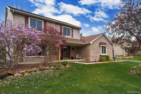 2588 Briar Cliff Dr, Highland, MI 48357