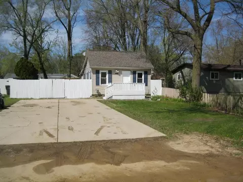 2817 Dean Dr W, Highland, MI 48356