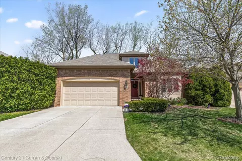 10 Turnberry Ln, Dearborn, MI 48120