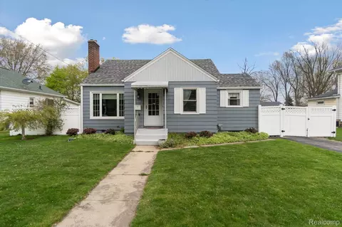 319 Oakwood Ave, Owosso, MI 48867