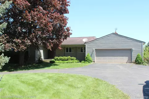 9720 Queens Dr, Sharon, MI 48158