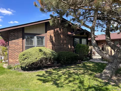 2855 Roundtree Dr 104l 26 Dr #104L, Troy, MI 48083