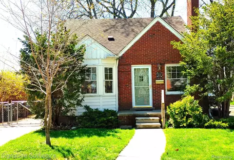1945 Hawthorne Rd, Grosse Pointe Woods, MI 48236