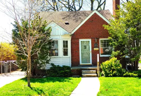 1945 Hawthorne Rd, Grosse Pointe Woods, MI 48236