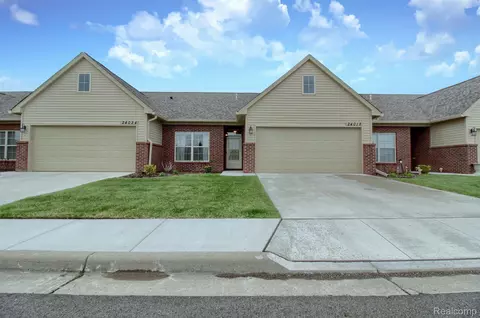 24018 White Pine St, Flat Rock, MI 48134
