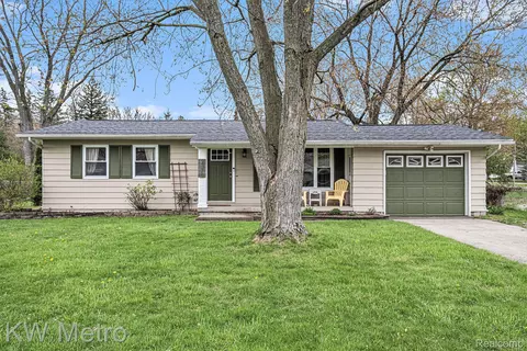 2378 Wildwood Cir, Grand Blanc, MI 48439