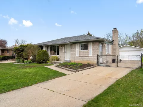 40348 Kristen Dr, Sterling Heights, MI 48310