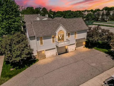 204 Maplewood #11, South Lyon, MI 48178