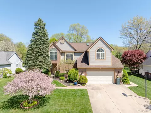 134 Garland Way Dr, Waterford, MI 48327