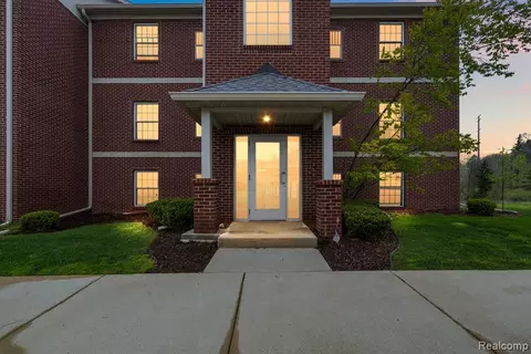 6600 Trillium Village Ln #16, Clarkston, MI 48346