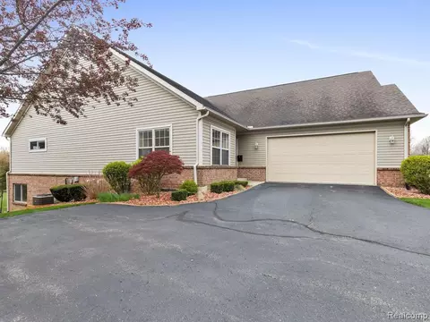 8060 Woodstone Dr, Grand Blanc, MI 48439