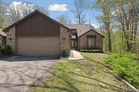 30525 Timberbrook Ln #24 A, Bingham Farms, MI 48025