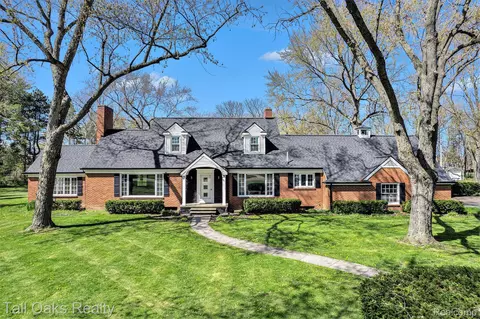 8239 Davison Rd, Davison, MI 48423