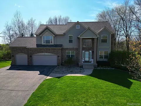2085 Arapahoe Basin Ln, White Lake, MI 48383