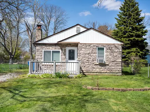 2768 Chrysler Ave, Waterford, MI 48328