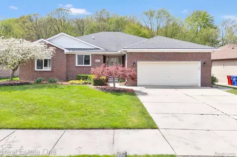34127 Rambling Dr S, Fraser, MI 48026