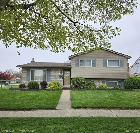 11692 Tahiti Dr, Sterling Heights, MI 48312