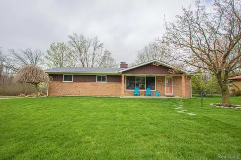 707 Gertrude Rd, Waterford, MI 48328