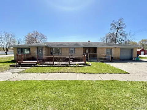 105 W Maple St, Saint Charles, MI 48655