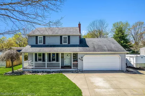 608 Somerset Dr, Flushing, MI 48433