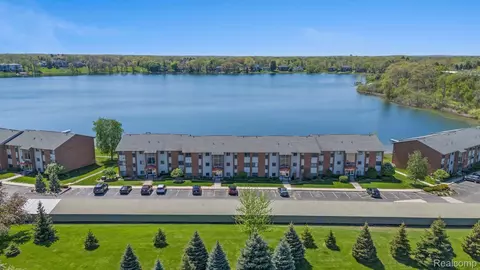 1944 Klingensmith Rd #41B, Bloomfield Township, MI 48302