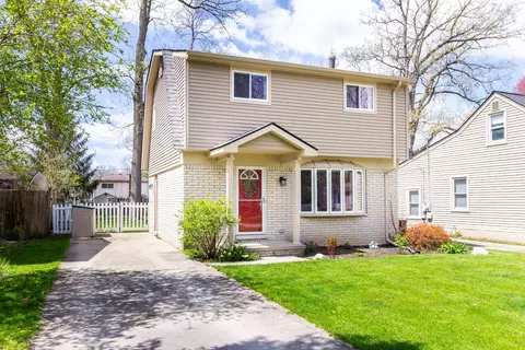 25482 Sixth St, Grosse Ile, MI 48138