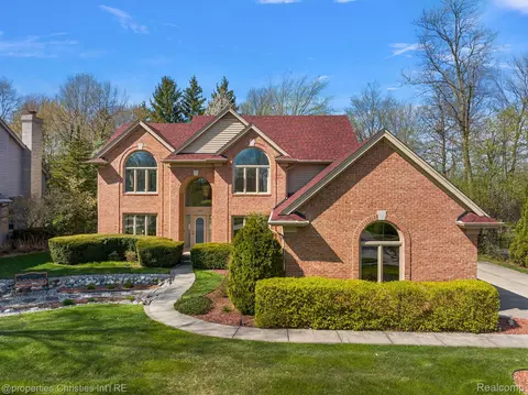 1428 Bradbury Dr, Troy, MI 48098