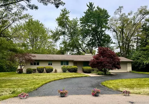 24420 Bloomington Dr, Franklin, MI 48025