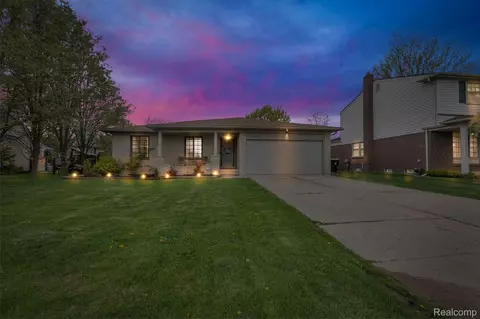 17933 Birch Dr, Macomb, MI 48044