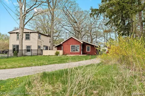 3370 Duffield St, White Lake, MI 48383