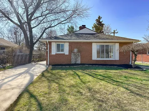 15316 Petrie St, Roseville, MI 48066