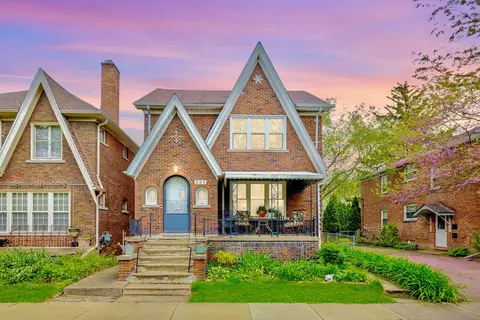 884 Beaconsfield Ave, Grosse Pointe Park, MI 48230