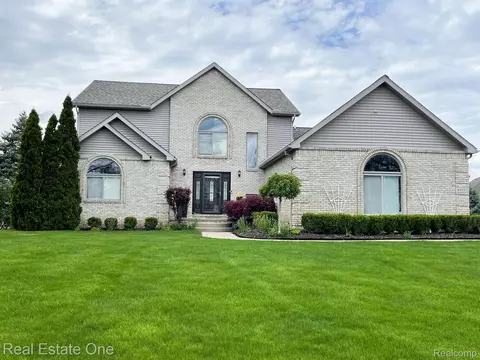 8950 Huron Bluffs Dr, White Lake, MI 48386