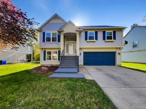 929 Huntclub Blvd, Auburn Hills, MI 48326