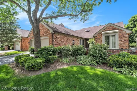 30515 Ramblewood Club Dr, Farmington Hills, MI 48331